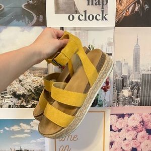 Universal Thread Platform Sandals